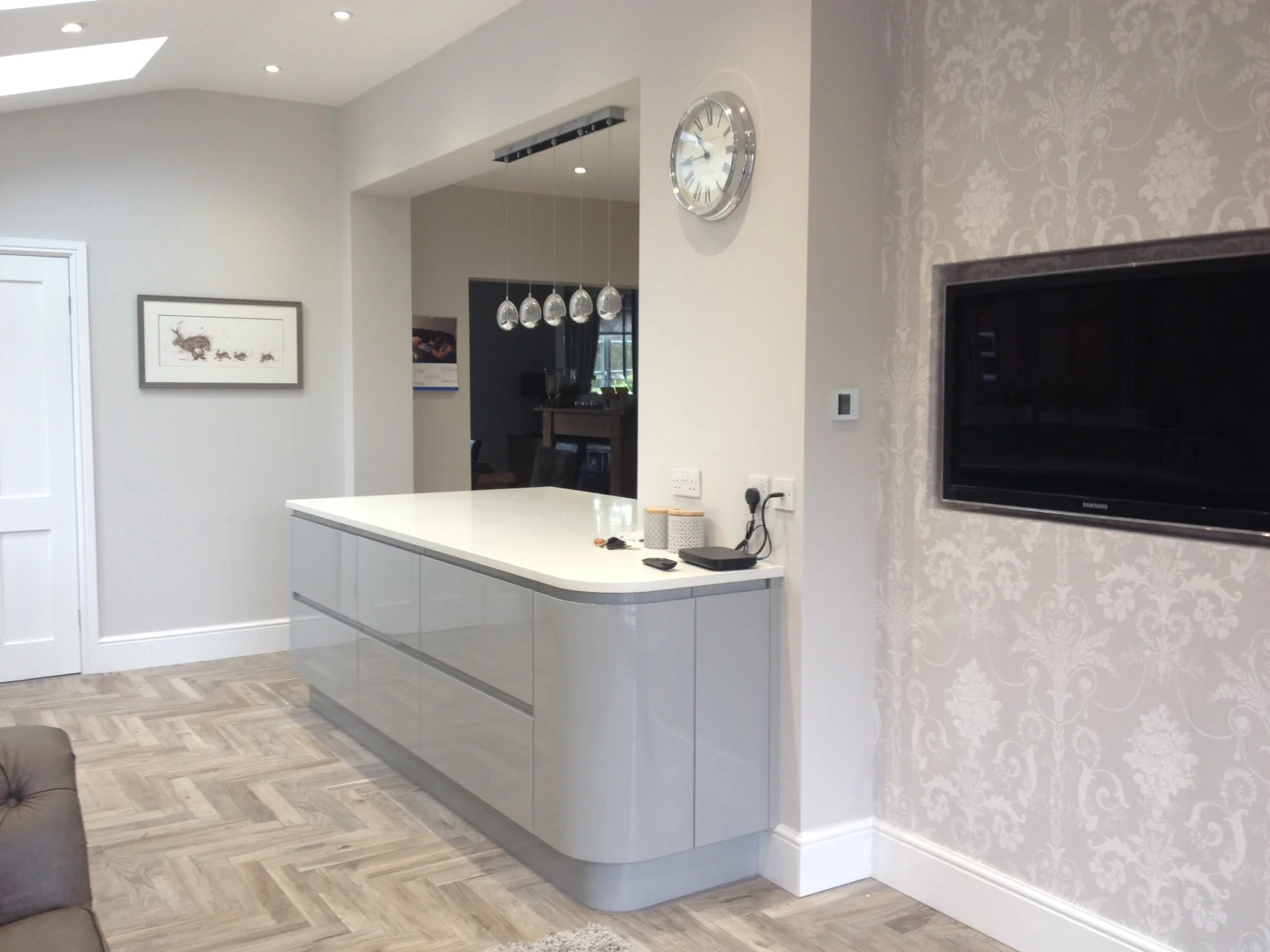 Kitchen island and television in kitchen wrap